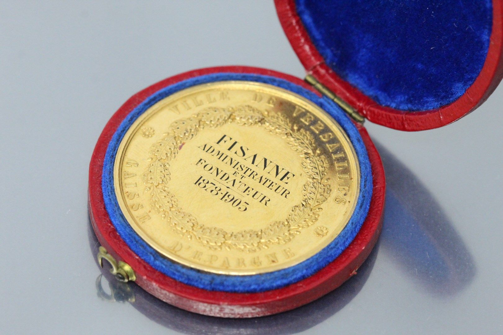 Null 罕见的黄金民用奖章（916），授予作为凡尔赛储蓄银行创始人和管理者的菲桑先生。

右边是巴洛克风格的凡尔赛城盾牌，上面有塔楼，两边是两个橡树枝。

签&hellip;