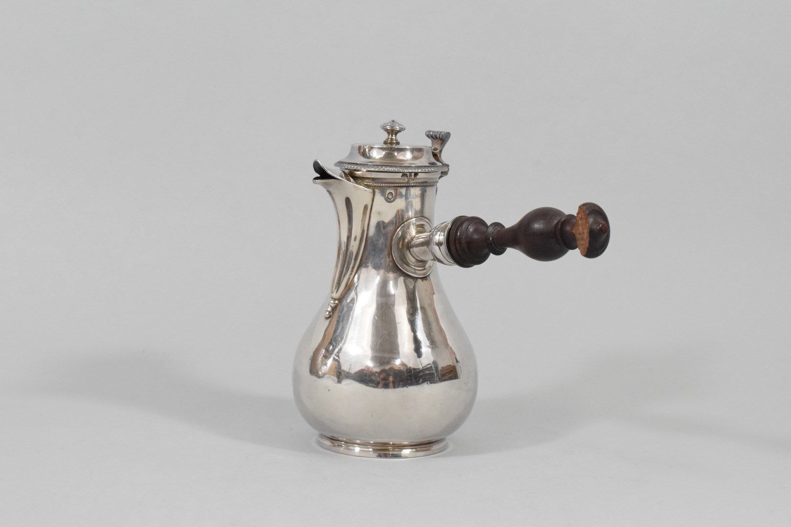 Null 小型银质巧克力罐（950）。

以公鸡为标志。

19世纪初的作品。

毛重 : 284克。

木质手柄损坏严重，需要用胶水粘回去。