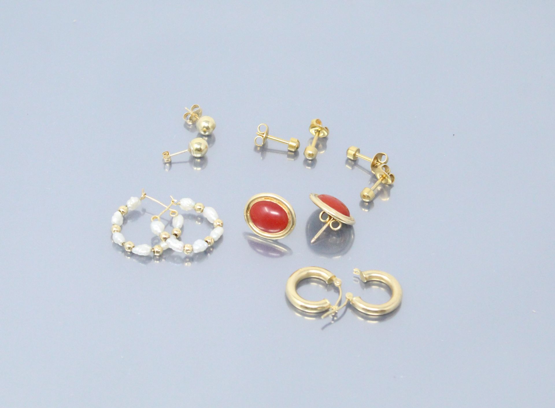 Null Pair of yellow gold earrings and studs (various titles)

Gross weight: 9.19&hellip;