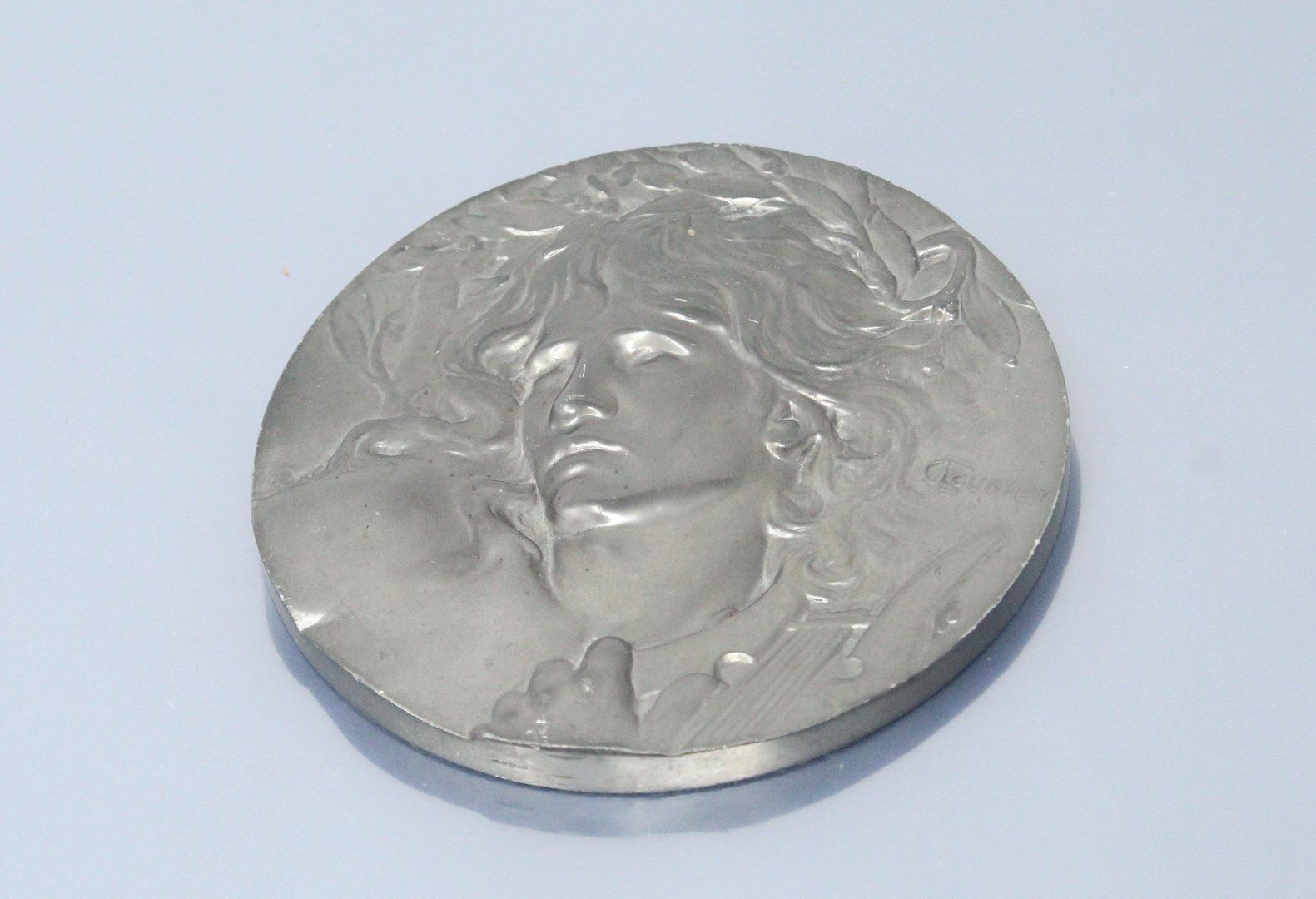 Null Médaille en étain uniface représentant Orphée et sa lyre, d'ap. Lucien Coud&hellip;