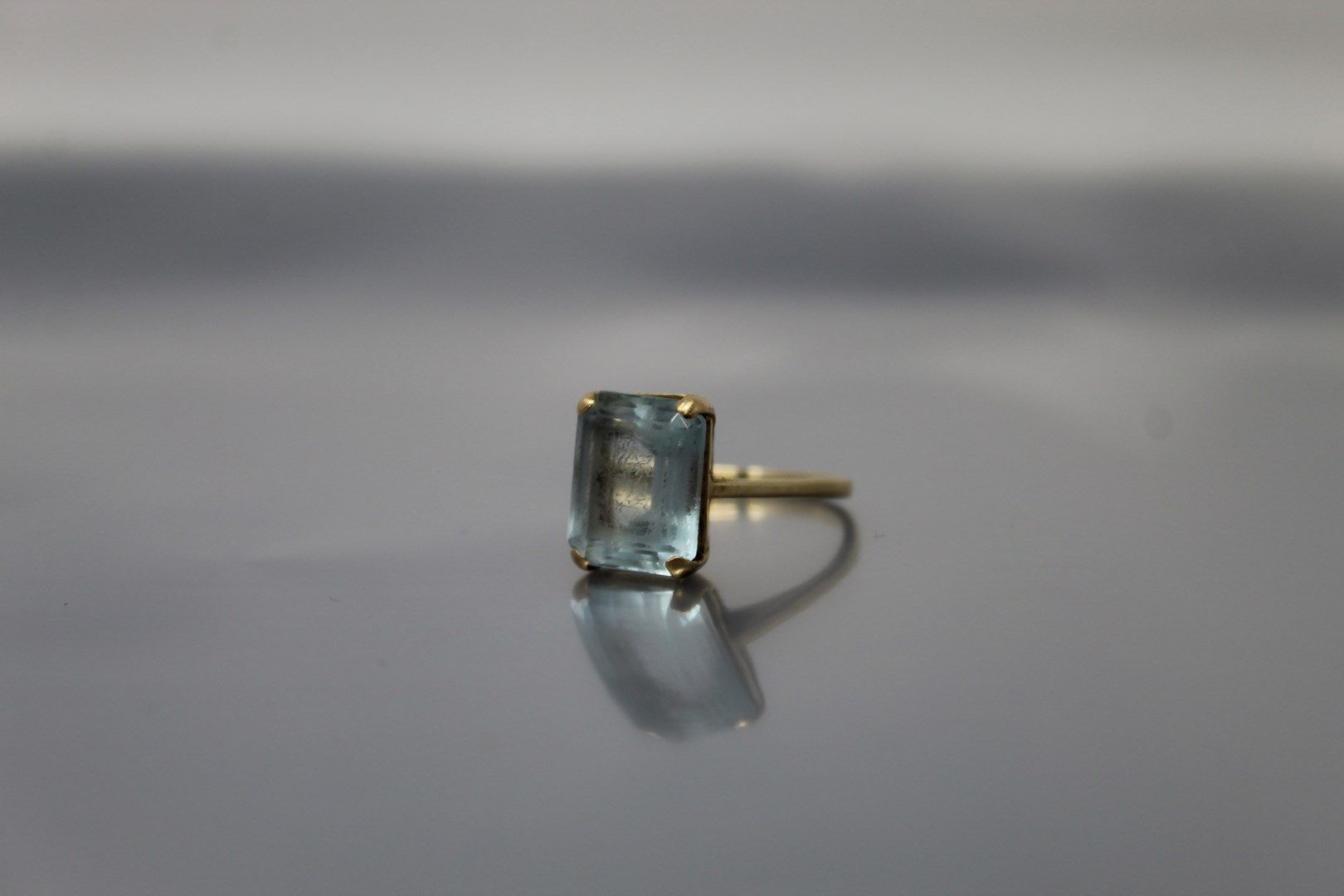 Null 18K(750)黄金戒指，托着一颗长方形切割的海蓝宝石。

手指大小：46 - 毛重：3.21g。