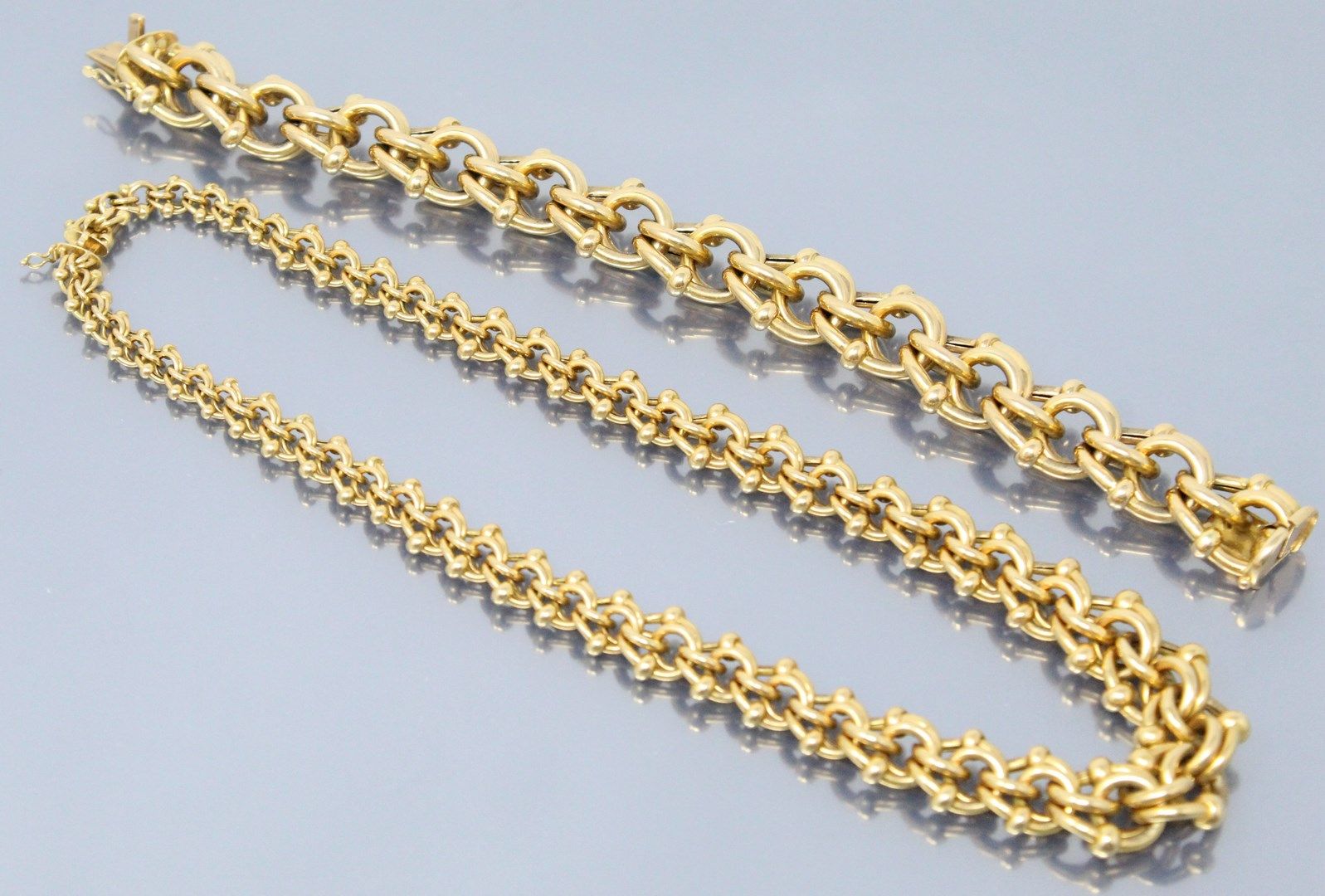 Null Half set in 18 k (750) yellow gold consisting of a bracelet and a necklace.&hellip;