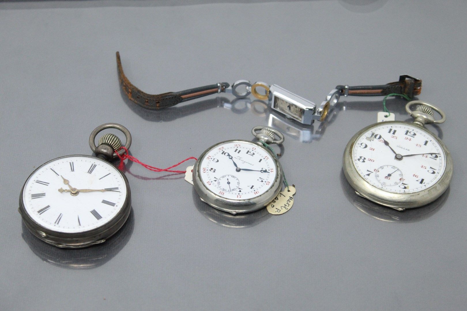 Null 三块怀表，两块是金属的，一块是银的，还有一块是金属的女士腕表。

银器的毛重：91.39克。