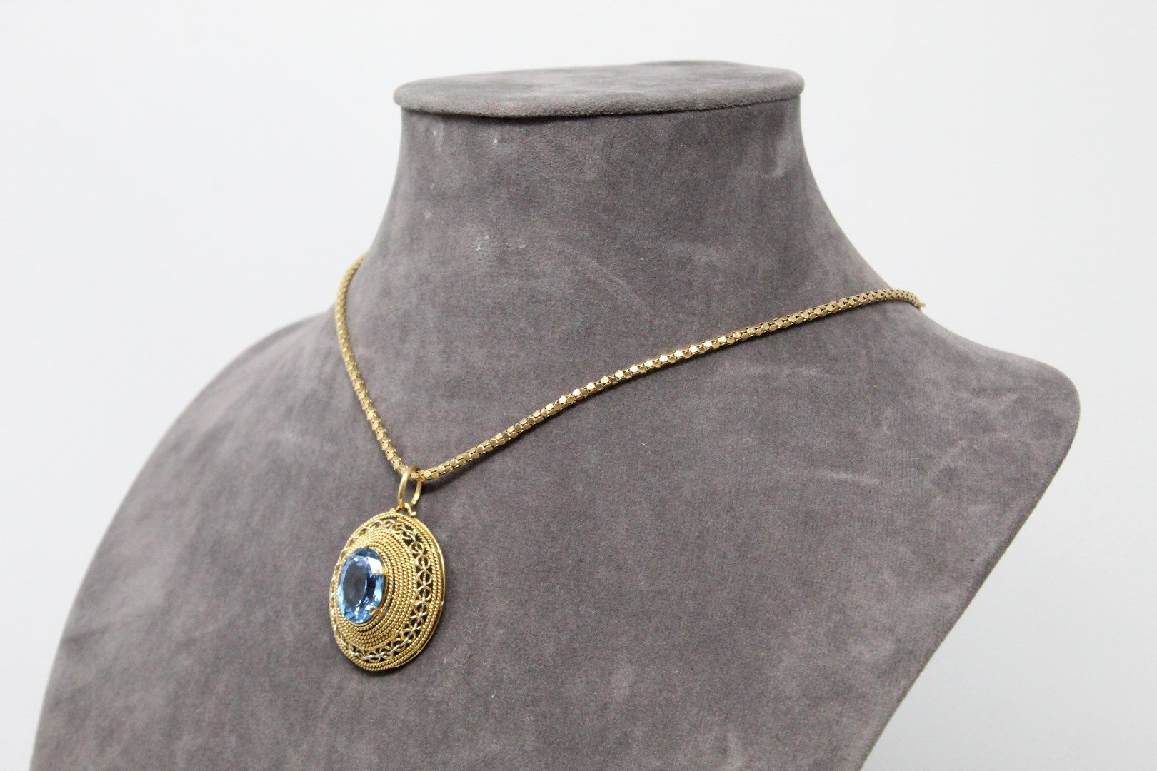 Null 18k (750) yellow gold necklace with a blue synthetic spinel pendant. 

Neck&hellip;