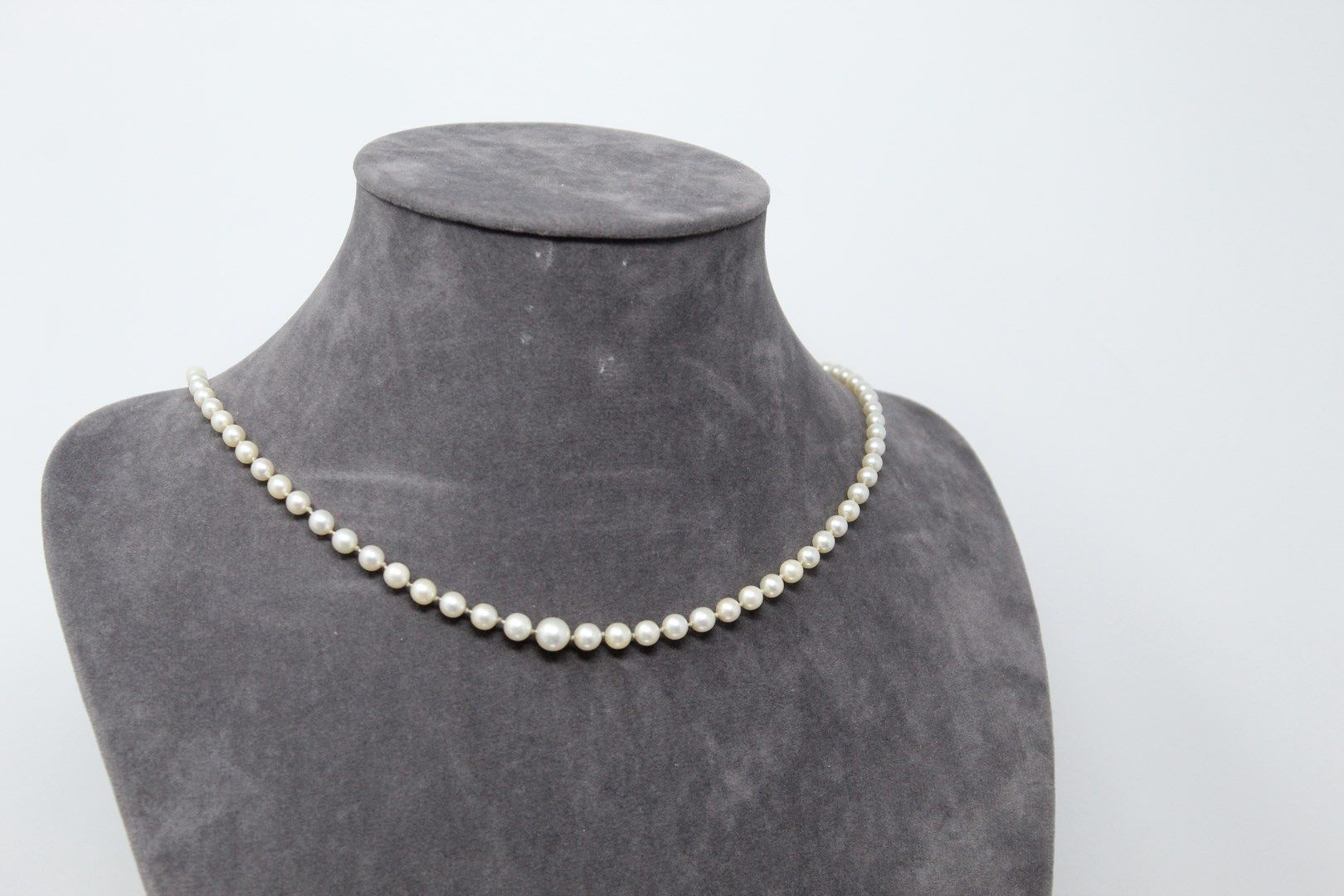 Null 珍珠项链，18K（750）黄金搭扣

颈部长度：56厘米。- 毛重：13.53克。