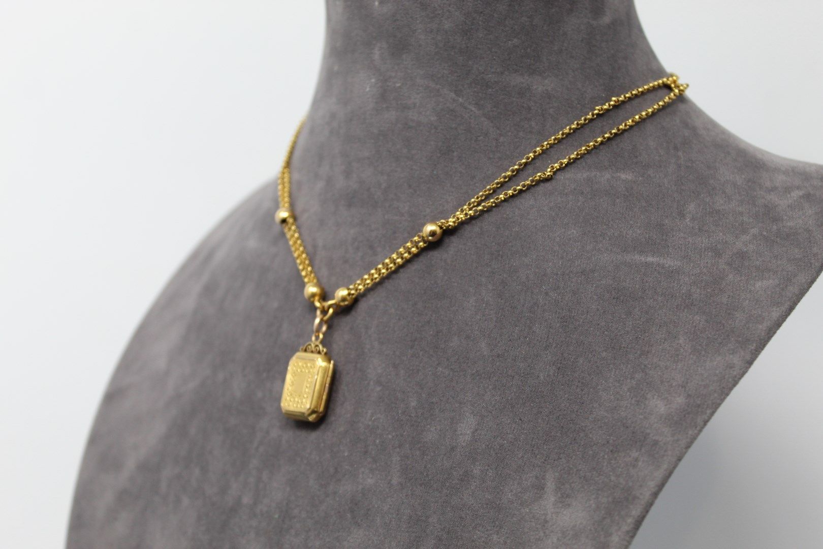 Null Pendant and chain in 18k (750) yellow gold with double rows, forçat stitch.&hellip;