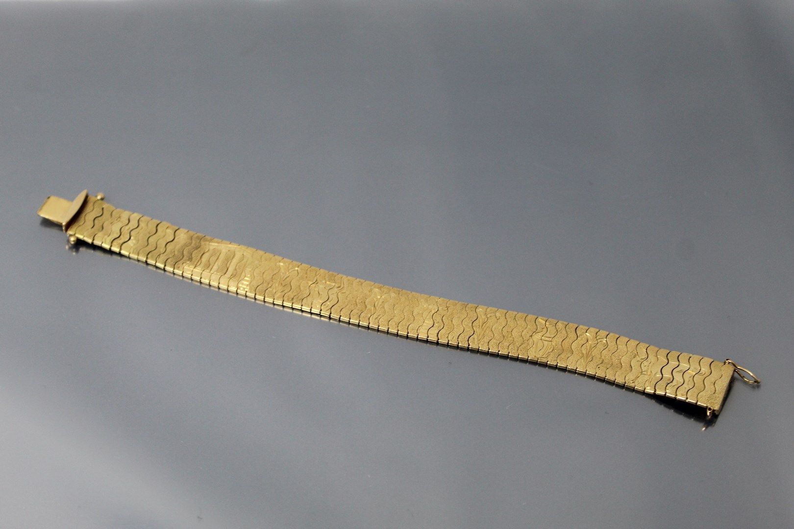 Null 
Bracelet en or jaune 18k (750) amati à maille paillasson ouvragé d'un déco&hellip;