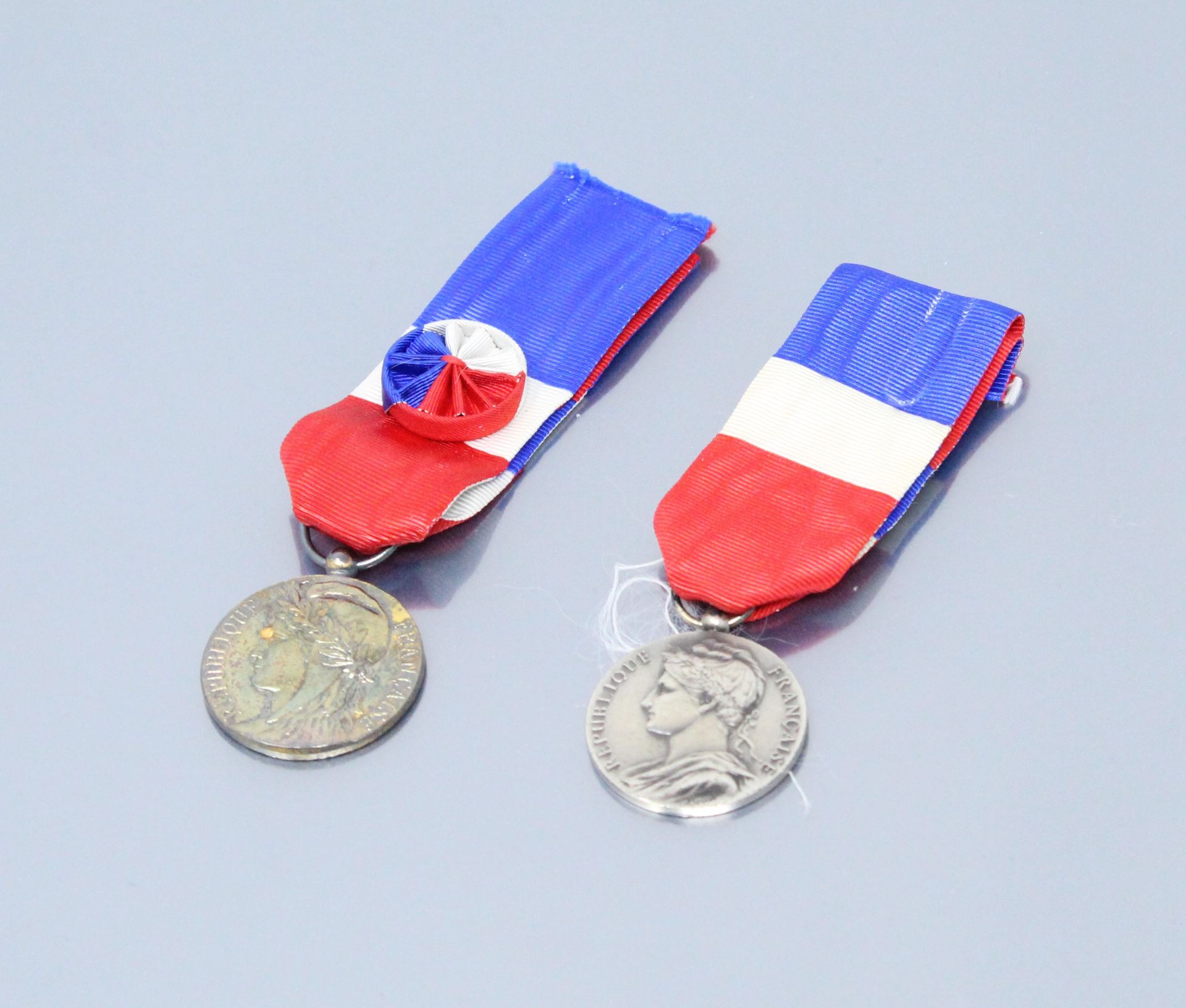 Null 两枚劳动奖章，一枚是vermeil(Crab)，有绶带。在盒子里，刻有：姓名和日期。

毛重：14.90克。