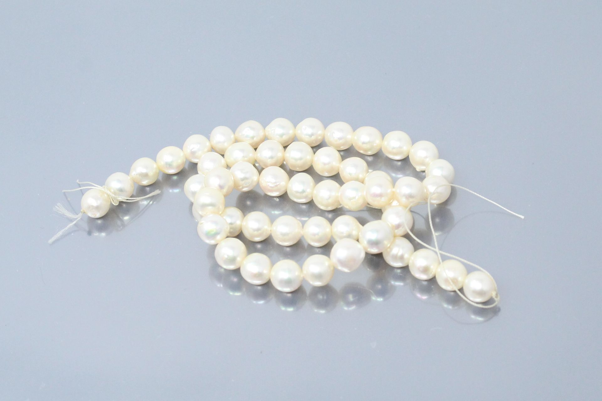 Null 巴洛克风格的吊坠 养殖珍珠在钢丝上。无扣子。

直径：8至9毫米之间。