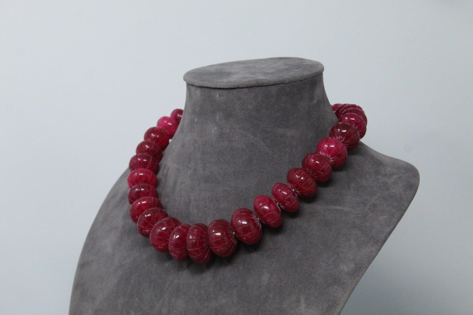 Null Necklace made of rubies and melon, the clasp in silver. 

Around the neck :&hellip;