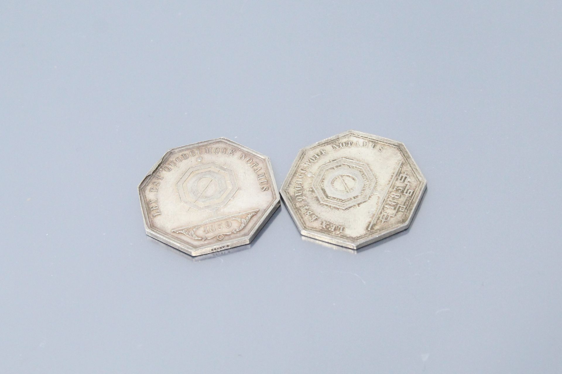Null Dos fichas octogonales de plata de los Notarios de LYON. 1839 & 1883

Anver&hellip;