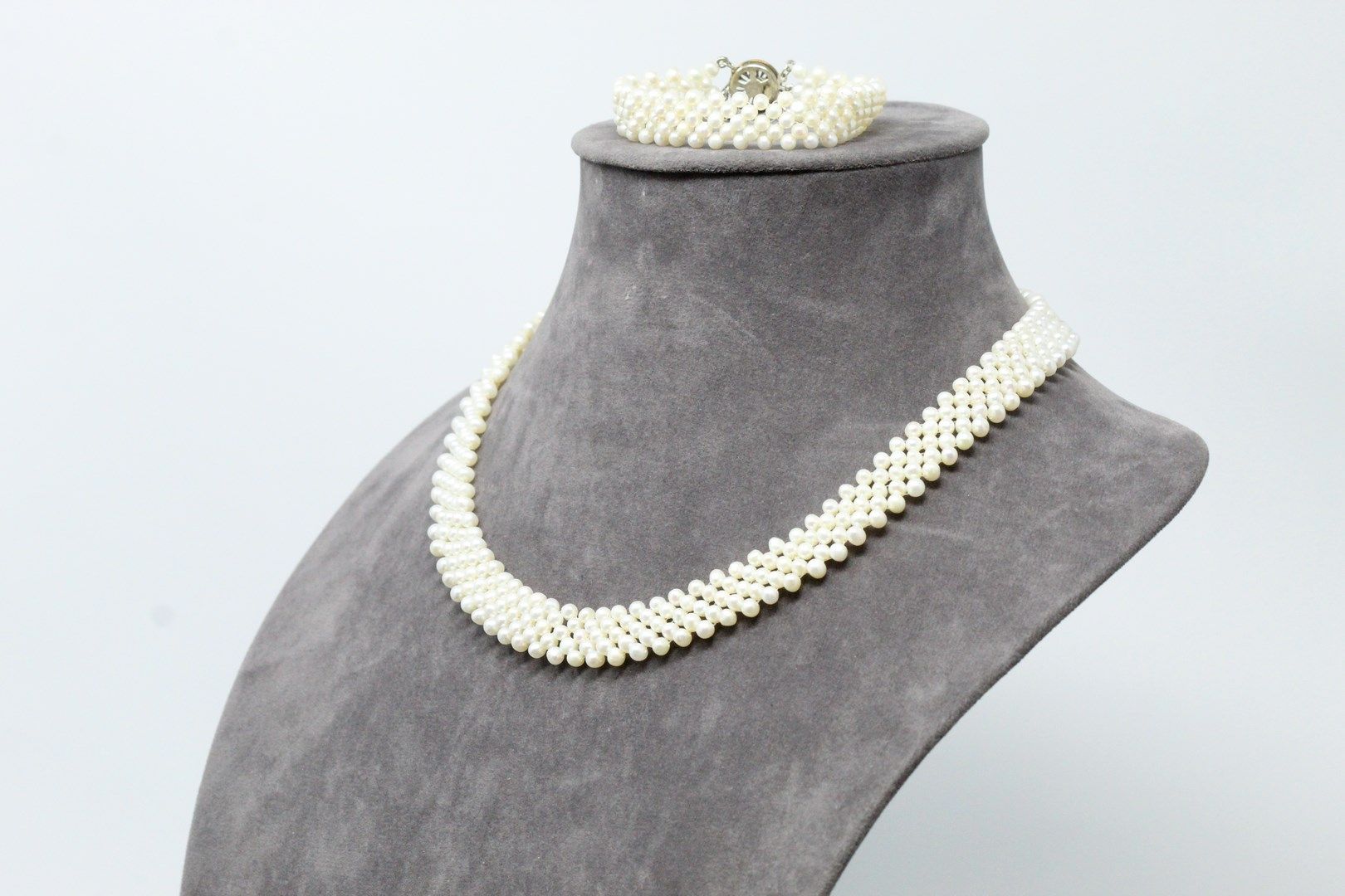 Null Half set composed of a necklace and a bracelet of fantasy pearls. 

Silver &hellip;