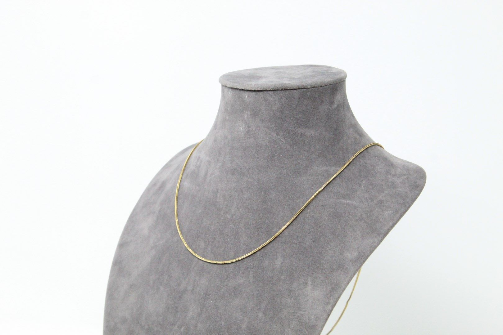 Null 18k (750) yellow gold chain

Length of neck : 73 cm. - Weight : 7.64 g.