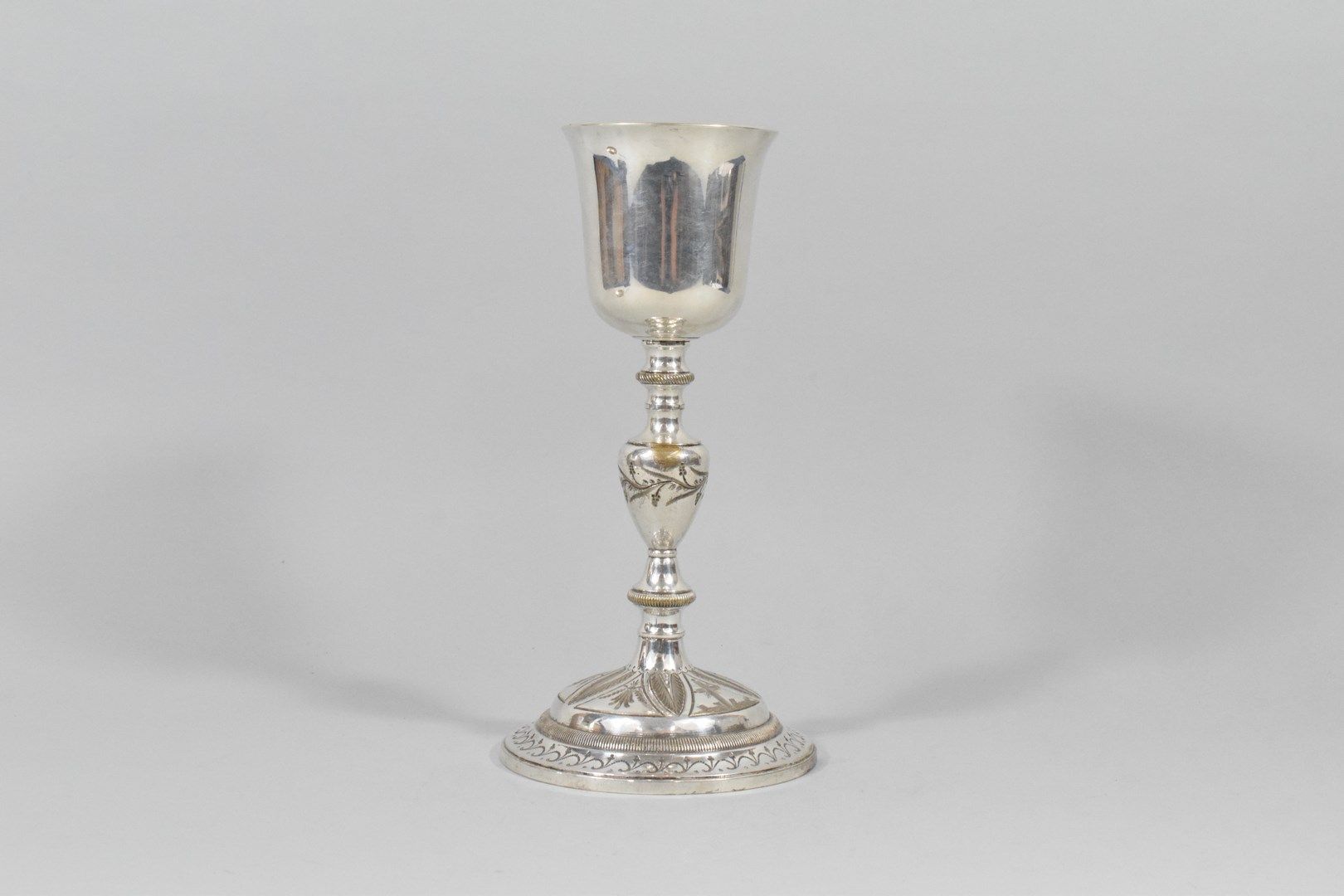 Null 
银质圣杯，有花卉装饰，框架是一个十字架的设计。镀金的内部。 




Minerve的标志。 




重量：404克。