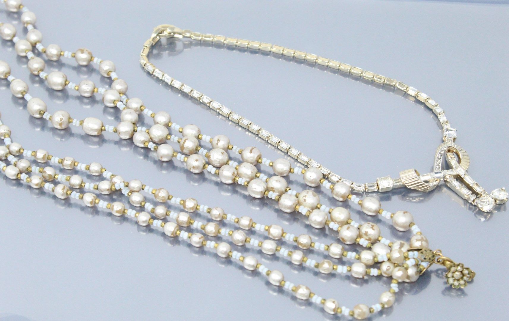 Null 一套两条花式项链，一条是署名Myriam Haskell的花式珍珠项链，另一条是Weiss的水钻项链。