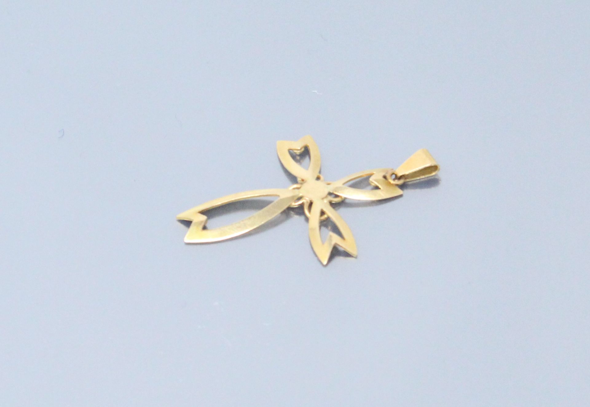 Null Kreuz aus 18k (750) Gelbgold. 

Höhe: 5,5 cm. - Bruttogewicht: 5,9 g.