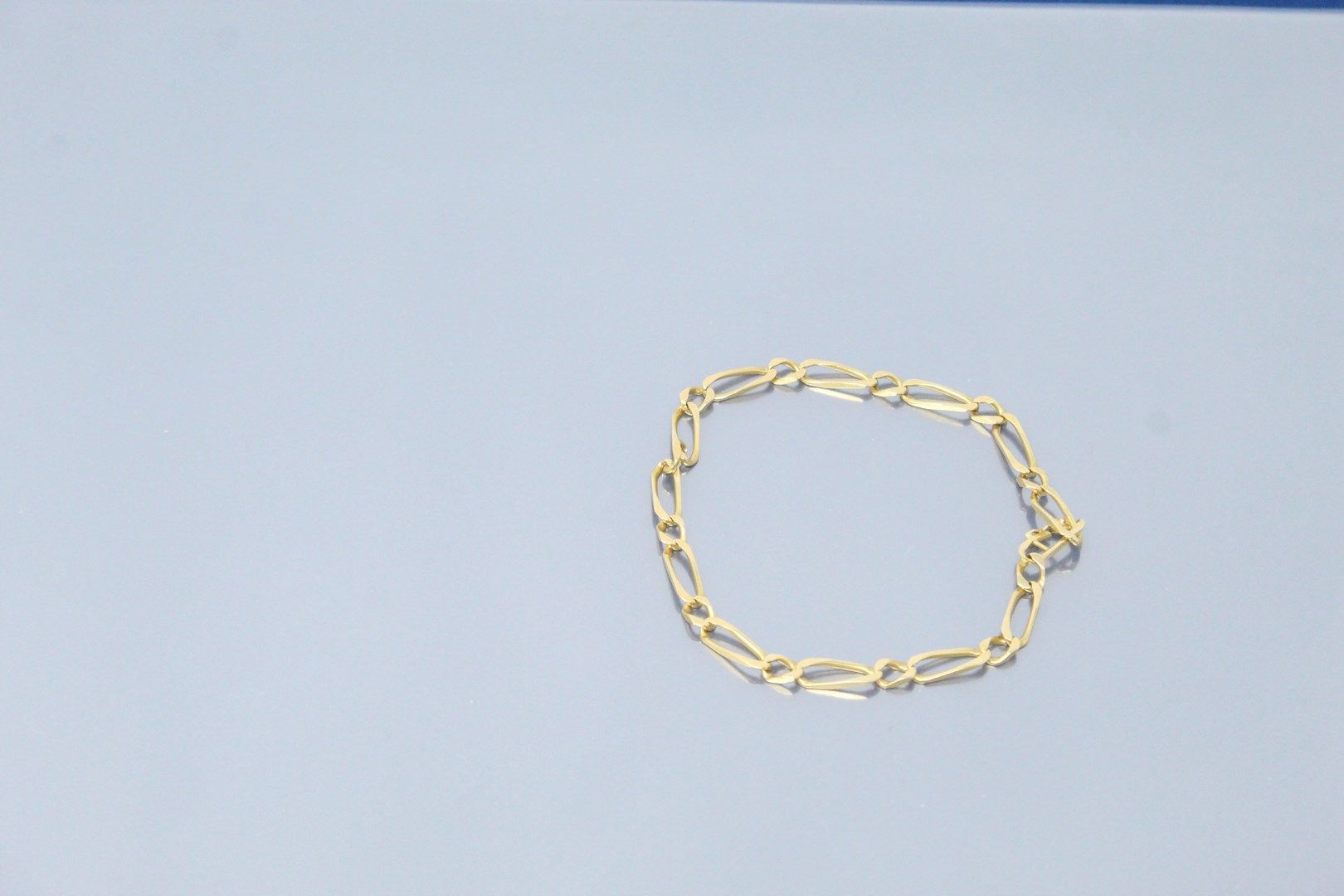 Null Yellow gold bracelet 18k (750) with horse link.

Welded clasp.

Eagle head &hellip;
