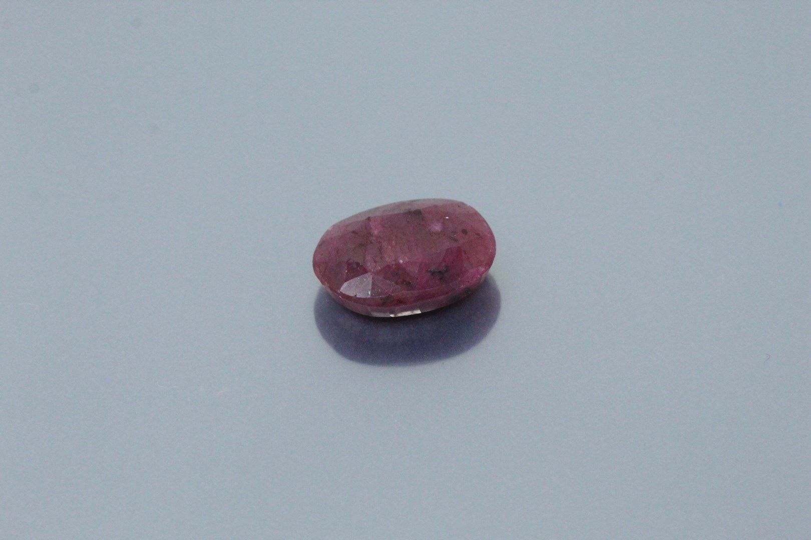Null 椭圆形红宝石（根），纸质。

伴随着IDT证书，表明治疗方法。

重量：16.16克拉。