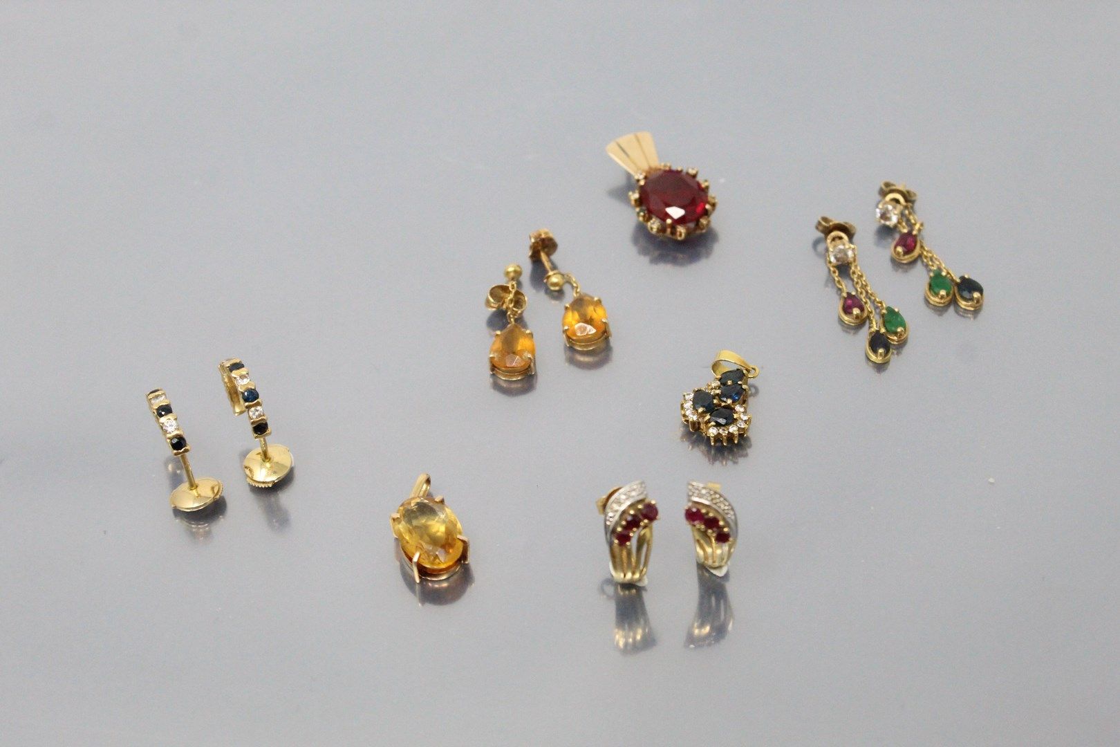 Null 一套18K（750）黄金吊坠和耳环，镶嵌有宝石和合成物。一个14K（585）黄金吊坠

毛重：17.92克。