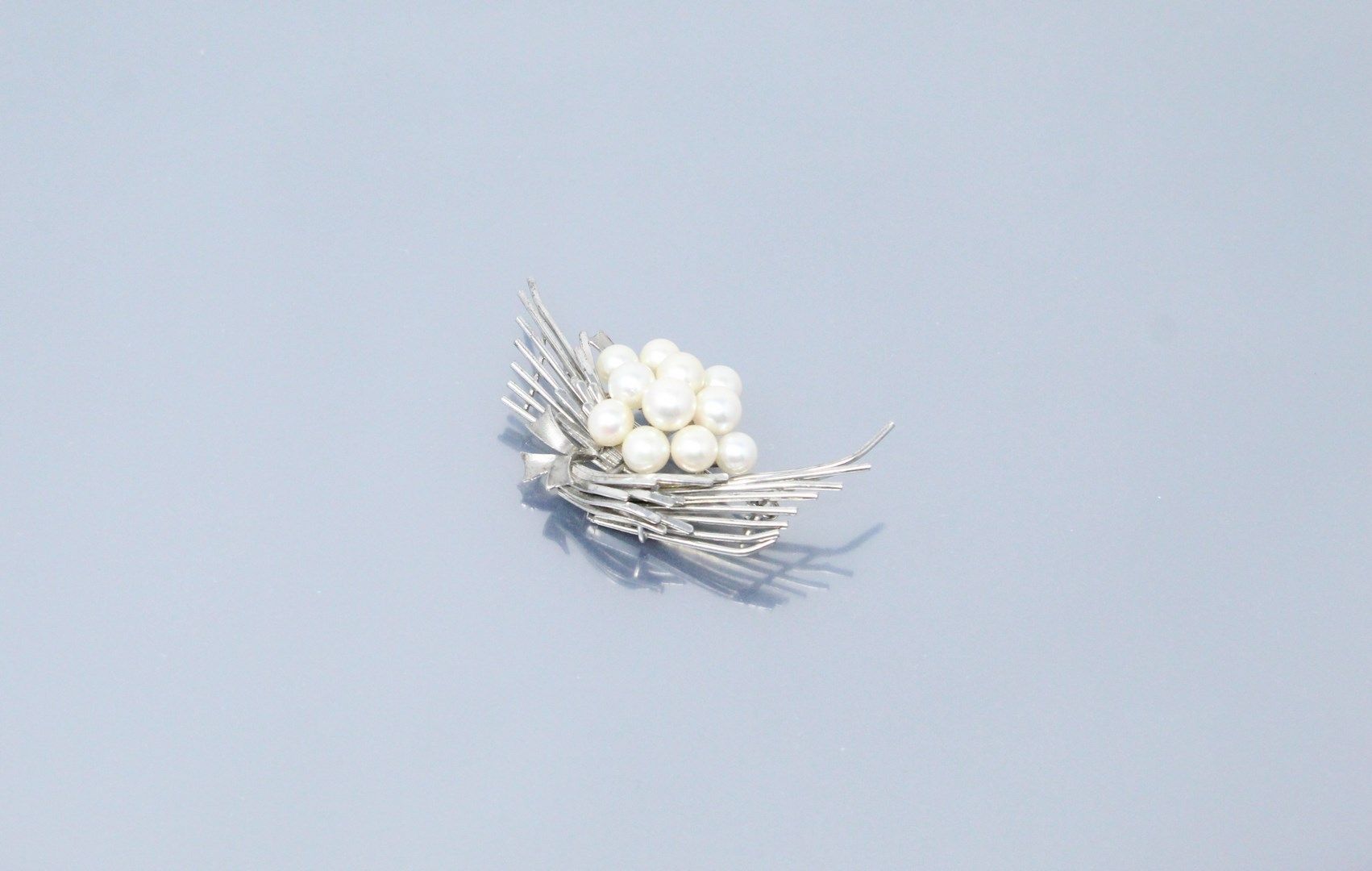 Null Silberne Brosche mit elf Perlen. 

Abmessungen: 6,5 x 3,3 cm. - Bruttogewic&hellip;
