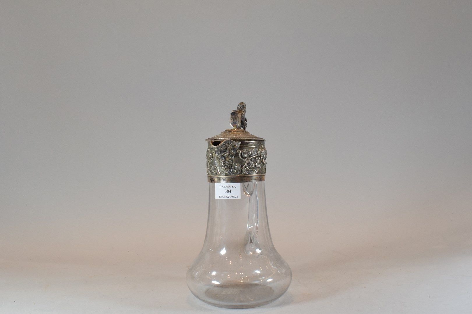Null 
一个银制的玻璃陶器，上面有马斯卡龙和潘帕斯的装饰。盖子的握柄代表了一个手持盾牌的远方人。




英国作品




毛重：1632.8克。




&hellip;