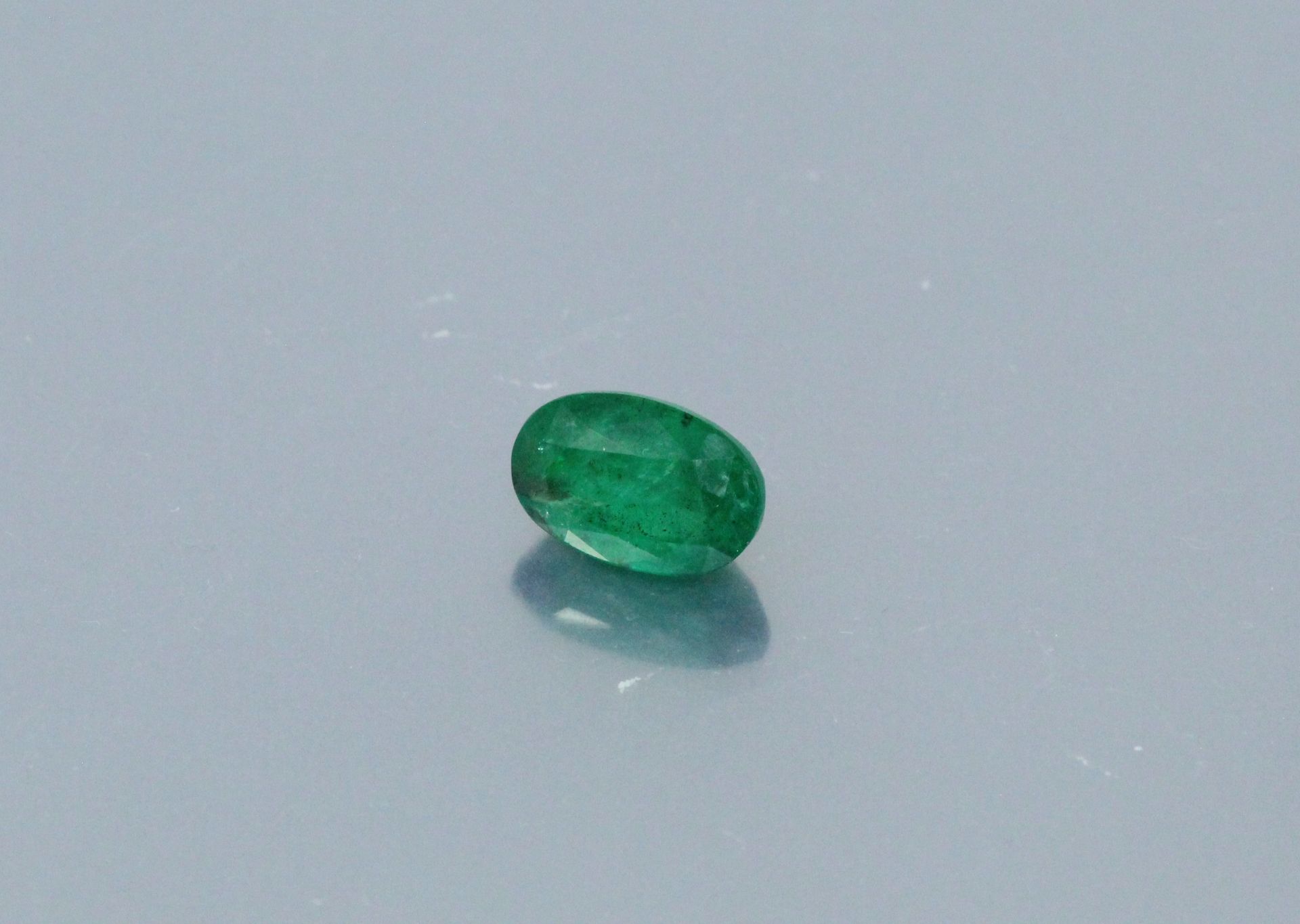 Null 椭圆形绿宝石，纸质。

伴随着AIG的证书，表明:

- 颜色 : "鲜艳的绿色

- 处理 : "CEE (O) minor oil"。

重量：4&hellip;