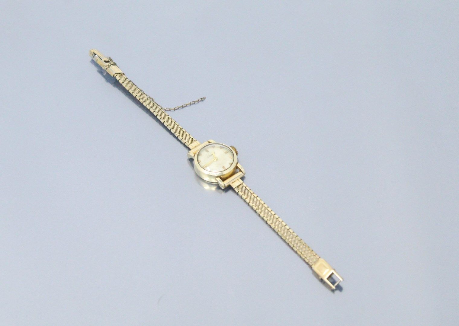 Null LECOULTRE。

14K(585)黄金女士腕表，巴顿时标，镀金棘轮表带（安全链断裂）。

毛重：12.40克。