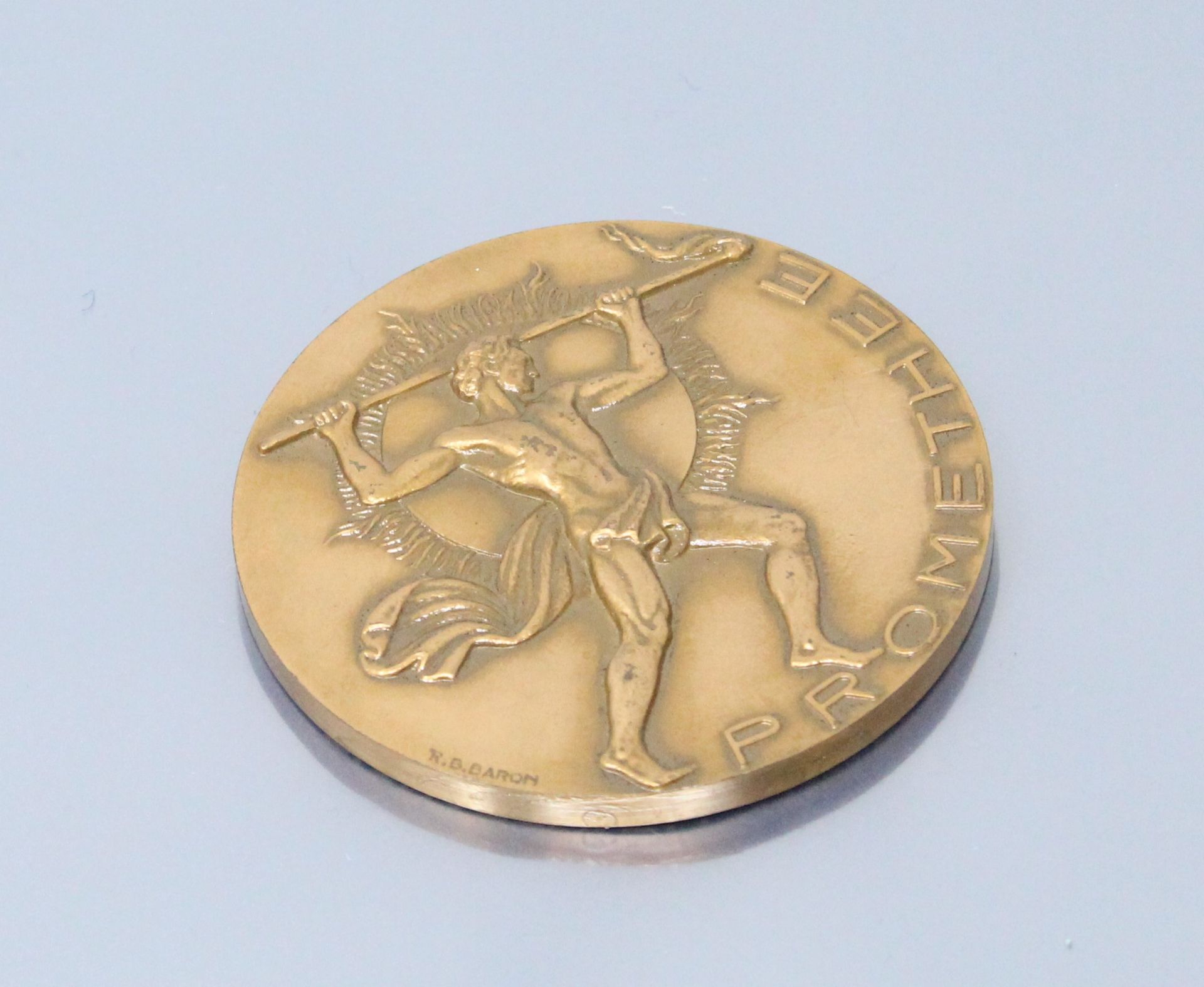 Null Médaille de table ronde en bronze d'ap. R.B. Baron. 

Avers : PROMETHEE, sb&hellip;