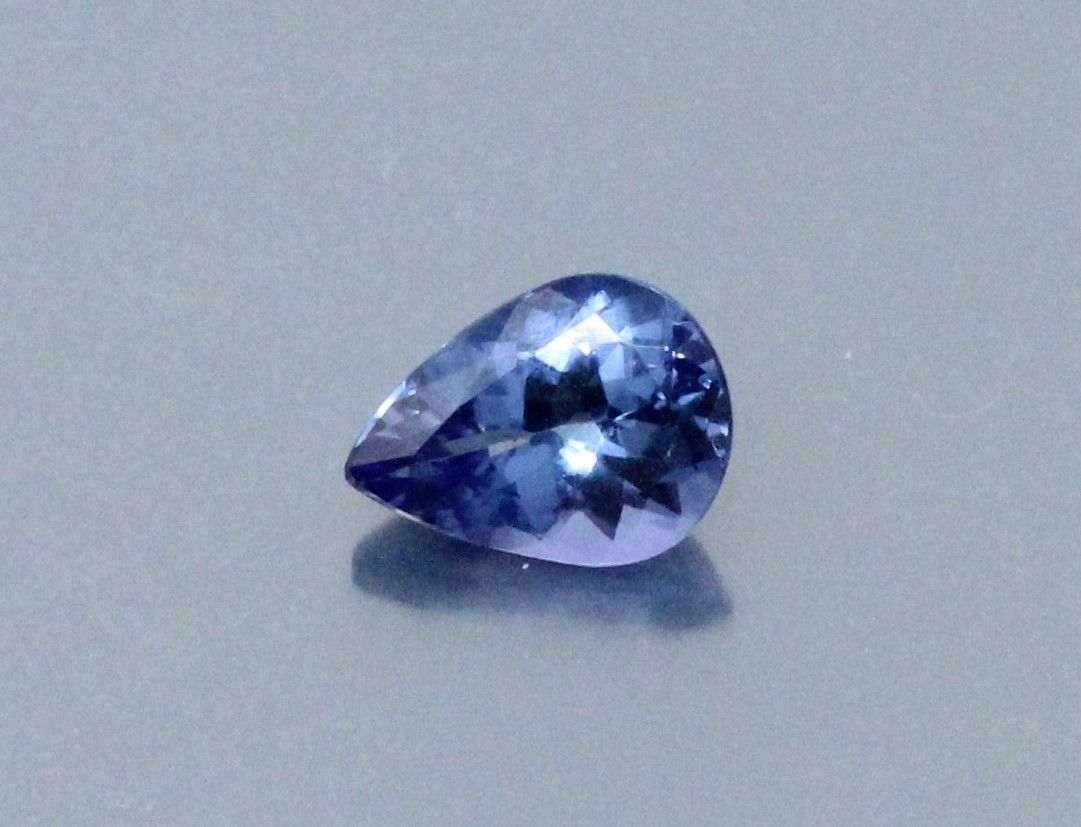 Null Tanzanite pear on paper. 

Weight : 1.14 ct.