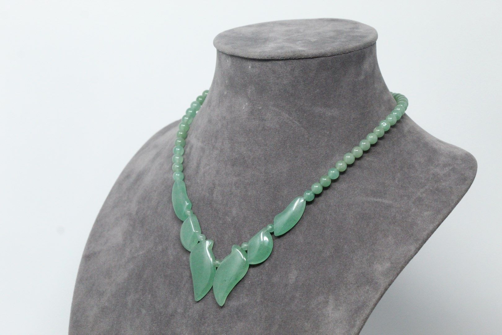 Null Halskette aus Jadeit, der Sockel mit stilisierten Blättern verziert.

Größe&hellip;