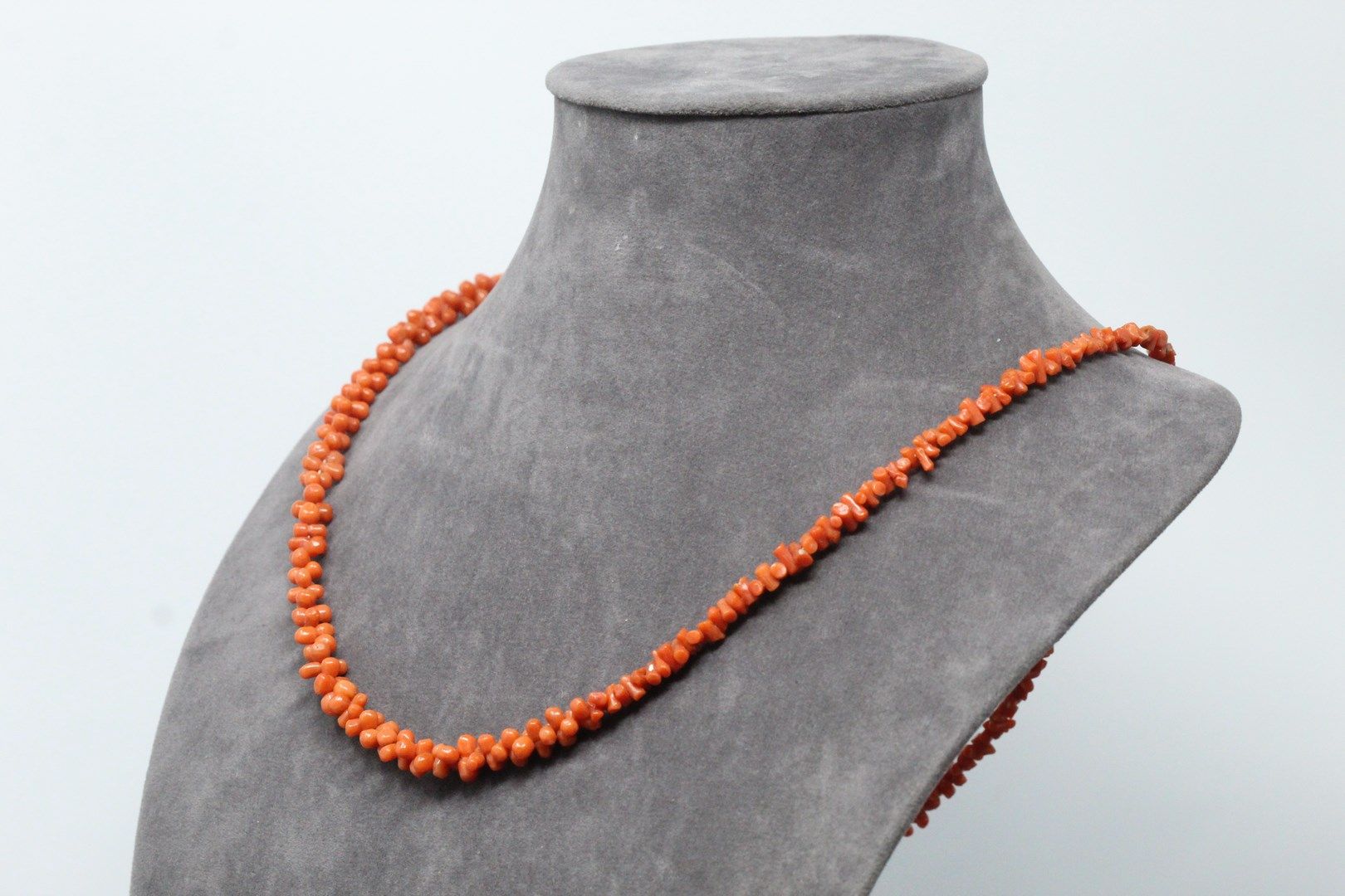 Null Halskette aus Korallensträngen.

Größe der Halskette: ca. 70 cm - Gewicht: &hellip;