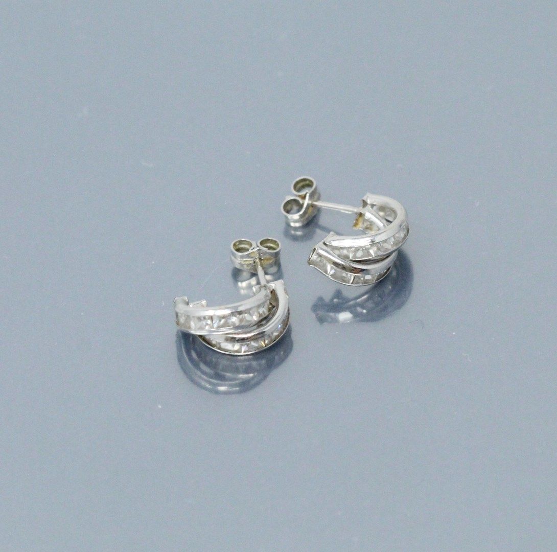 Null 一对18K(750)白金耳环，每只都镶有校准的白色宝石。

毛重：1.97克。