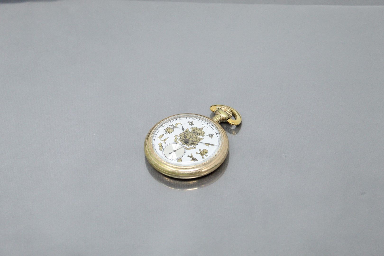 Null 辽宁省

鎏金金属怀表，白色表盘上装饰有共济会的符号。

签名是ELGIN。

直径：46毫米。