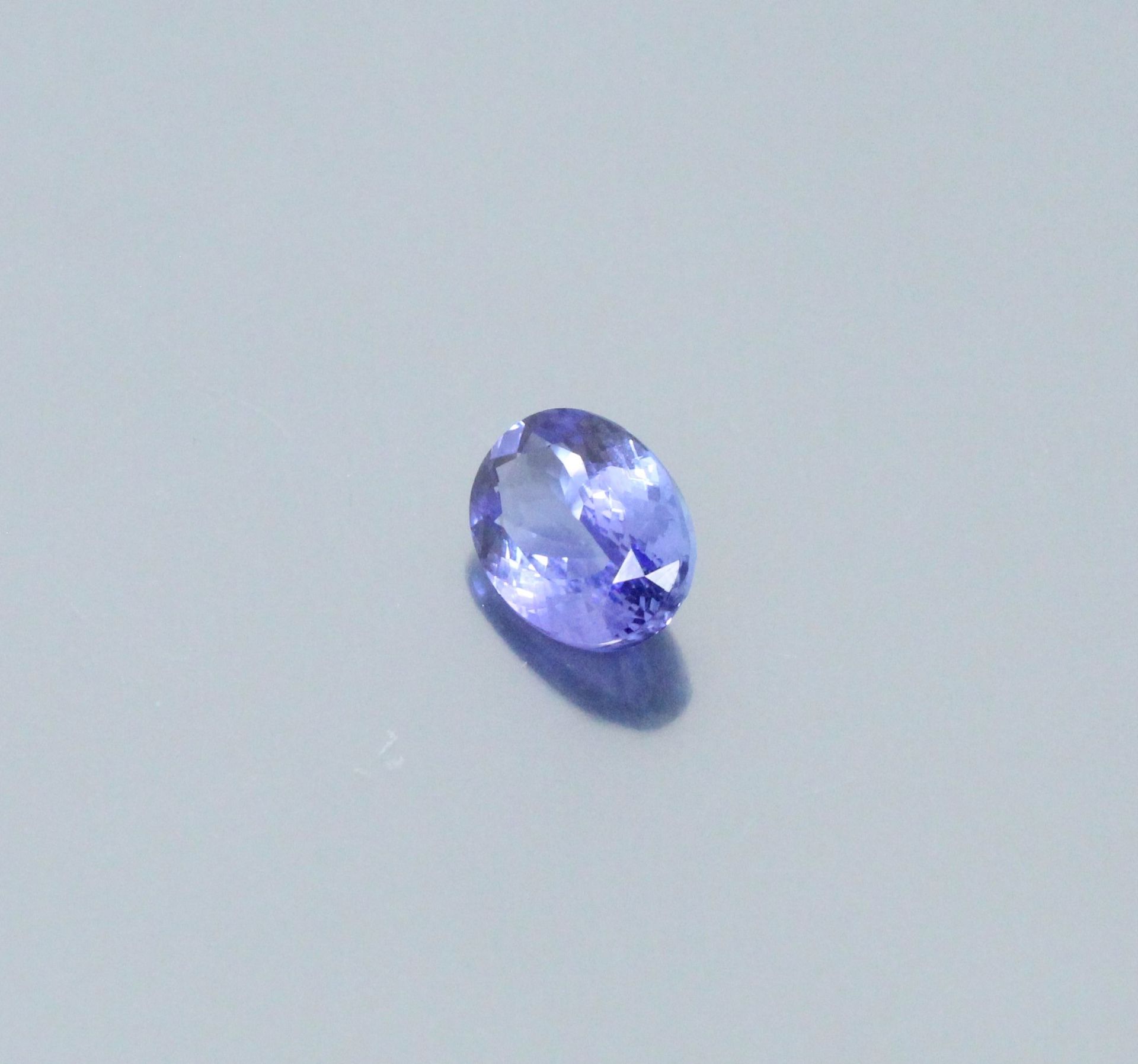 Null Oval Tanzanite on paper.

Accompanied by a certificate AIG. 

Weight : 7.05&hellip;