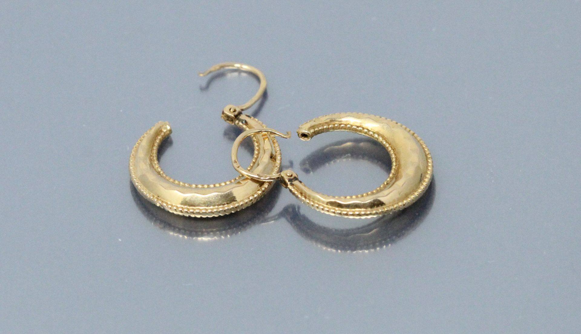 Null Paire de boucles d'oreilles en or jaune 18k (750).

Poinçon de maître. 

Po&hellip;