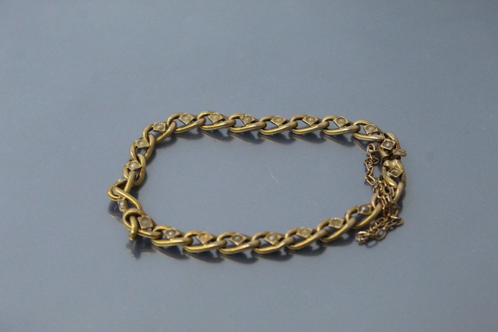 Null 18K（750）黄金凹槽手镯，带小珍珠（缺失）。

手腕尺寸：16厘米。- 毛重：6.41克。

(扣子不起作用)