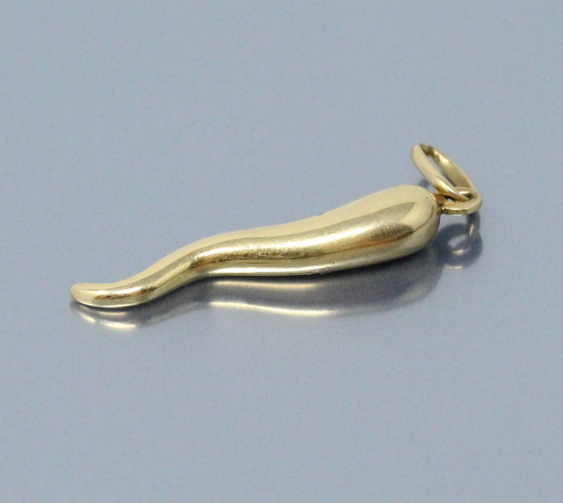 Null 18k (750) yellow gold pendant with a pepper. 

Foreign work.

Weight : 1.19&hellip;