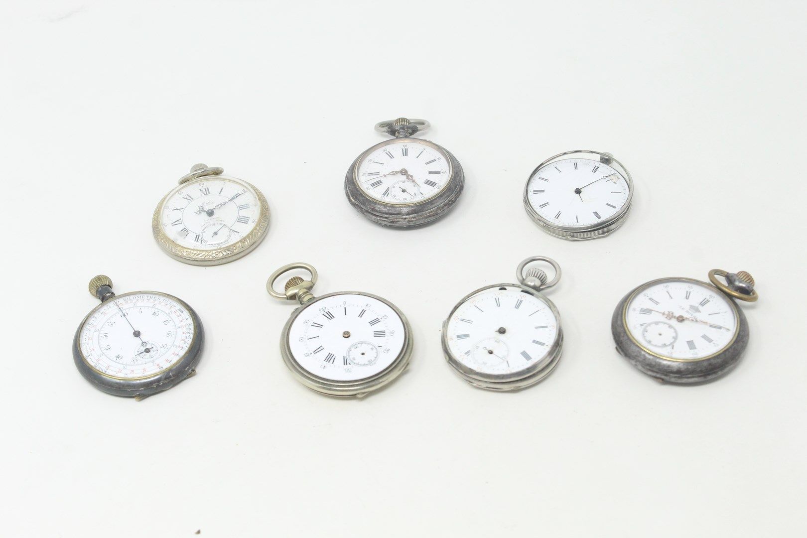 Null Lot of seven broken pocket watches including : 

- 2 silver pocket watches &hellip;