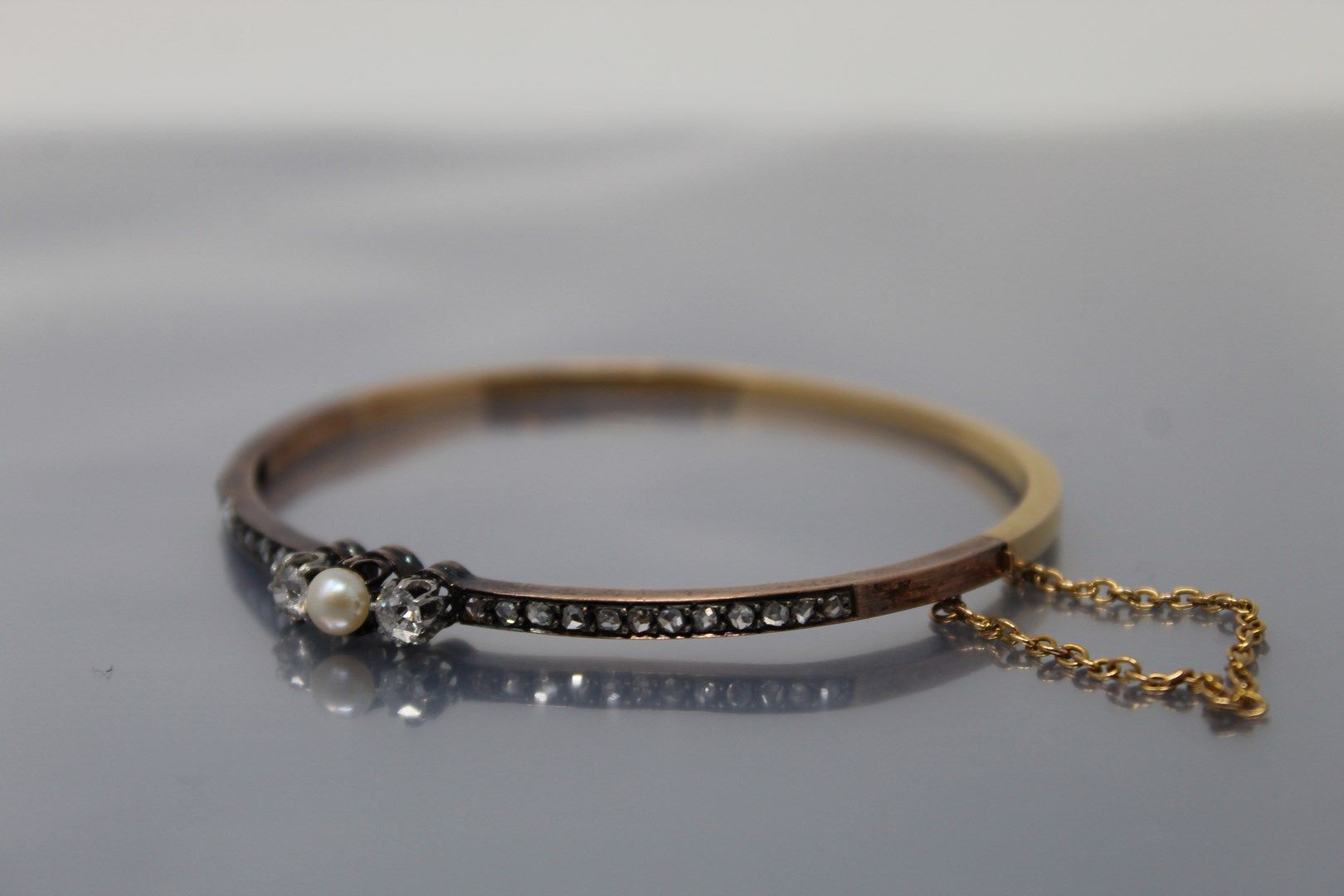 Null 
Bracelet rigide en or jaune 18k (750) et platine orné d'une petite perle d&hellip;