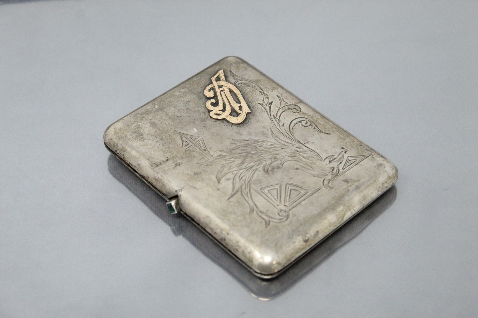 Null Silver cigarette case, the body engraved with scrolls and figured. The push&hellip;