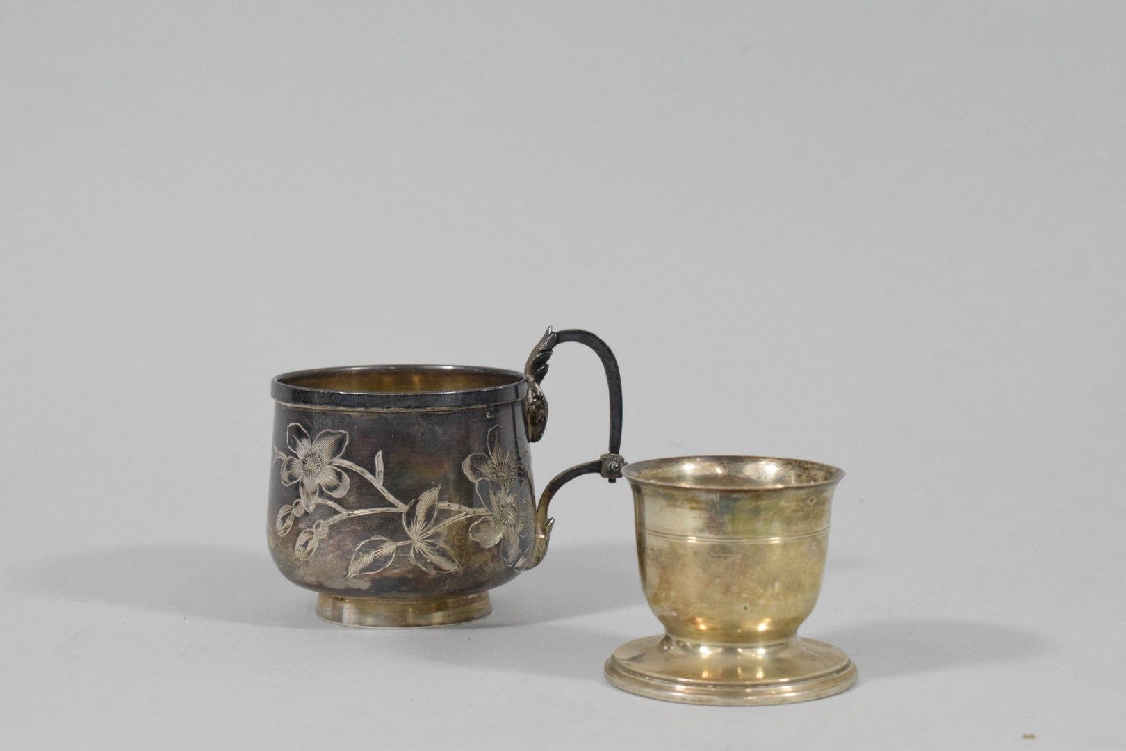 Null 银色套装（Minerva） :

- 杯子上装饰着一只黄蜂、两只鸟和花。

- 一个鸡蛋杯。

总重量：102.50克。