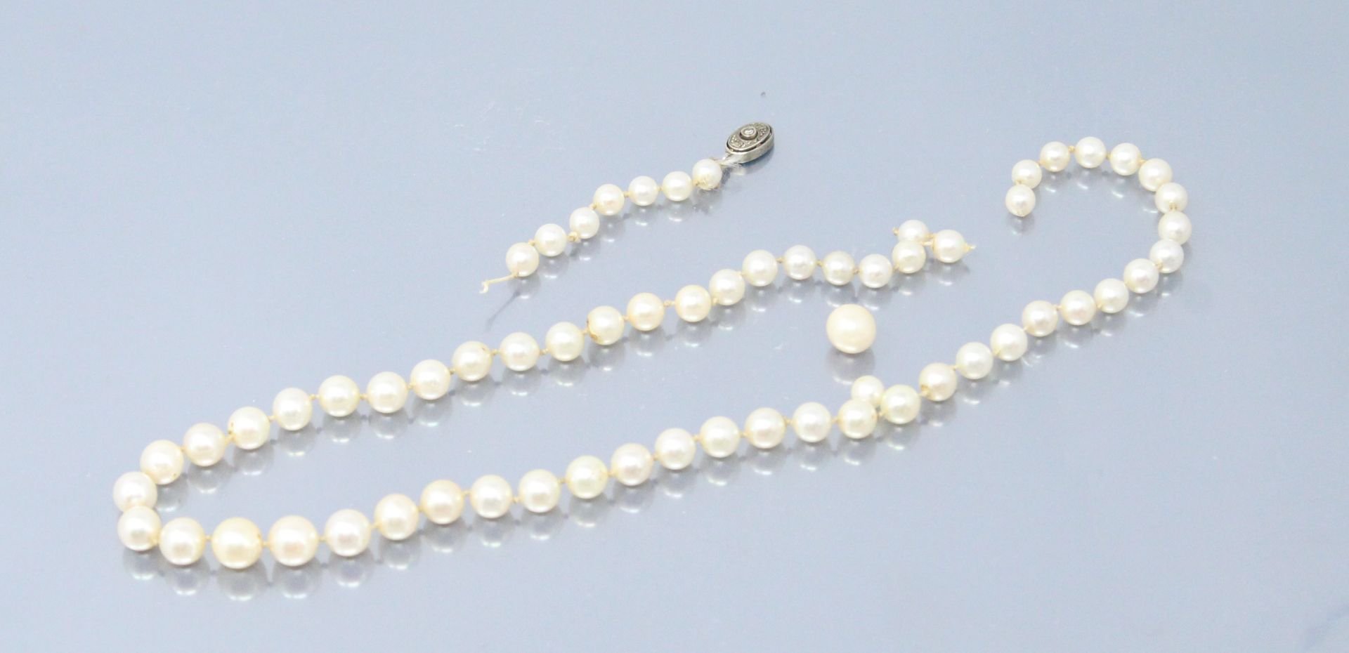 Null Collier de perles en chute avec une partie de fermoir en or gris 18k (750) &hellip;