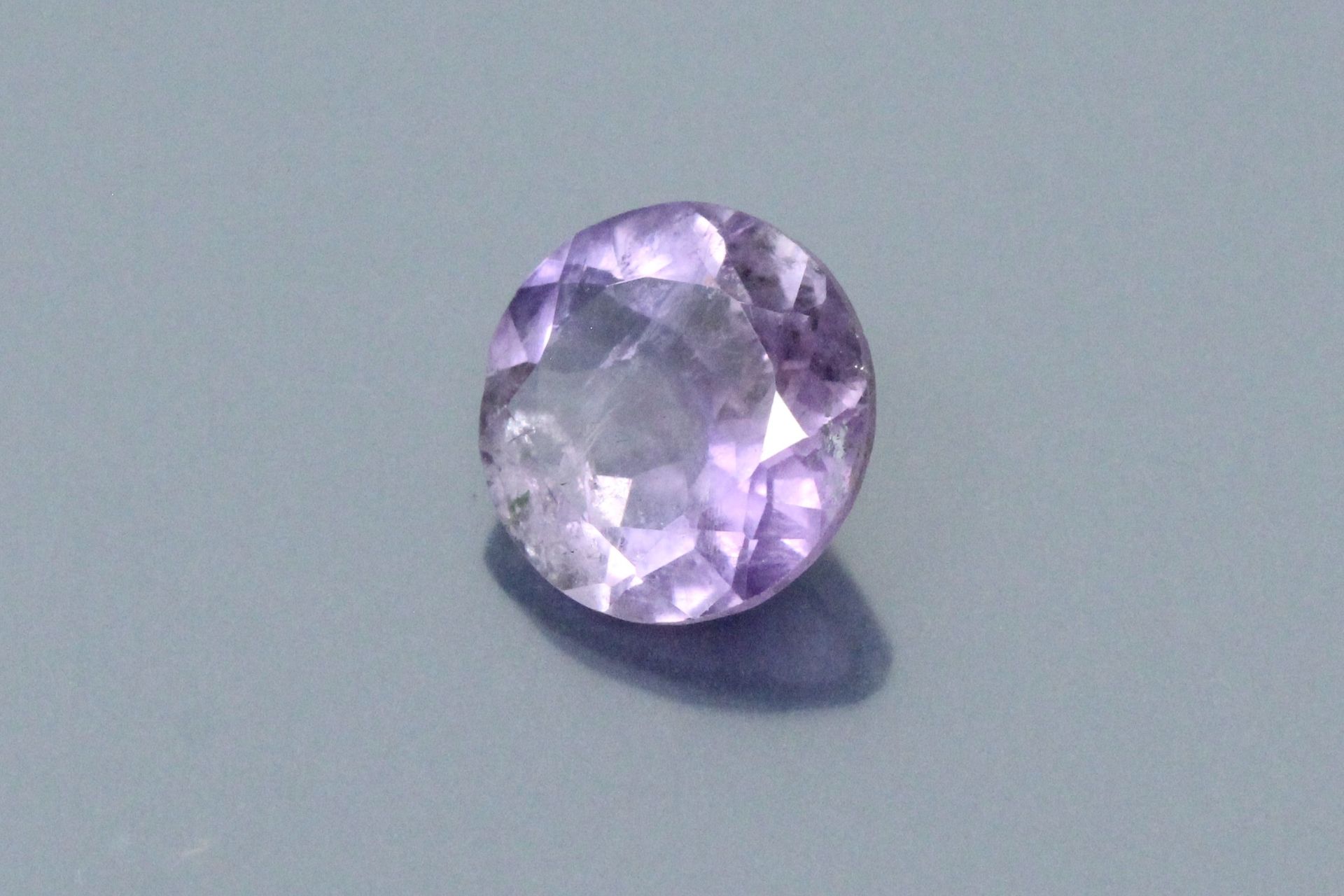Null Round amethyst on paper. 

Accompanied by an IDT certificate. 

Weight : 4.&hellip;