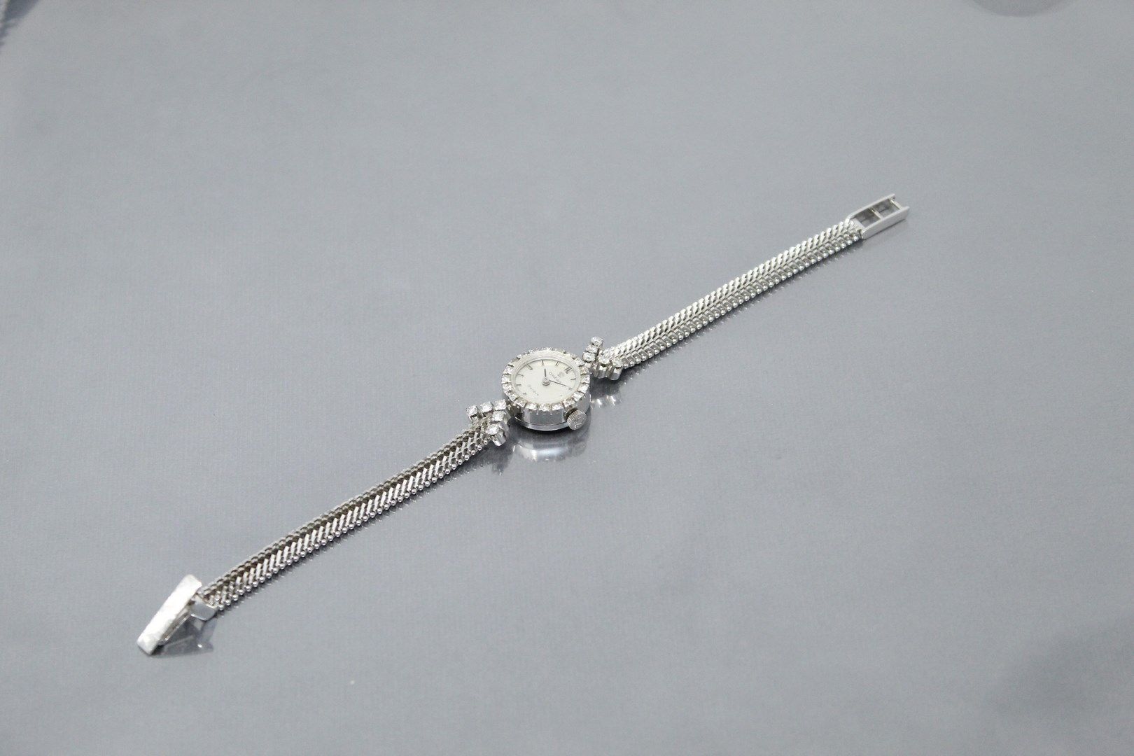 Null Montre bracelet de dame en or gris 18K (750) et diamants. Lunette et anses &hellip;