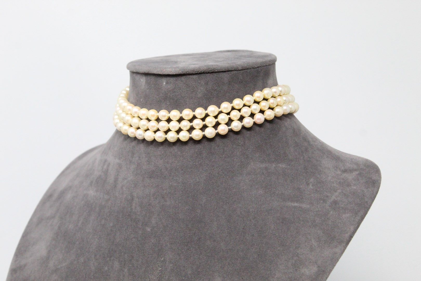 Null Tres hilos de perlas con un cierre de oro de 14K (585).

Tamaño del collar:&hellip;