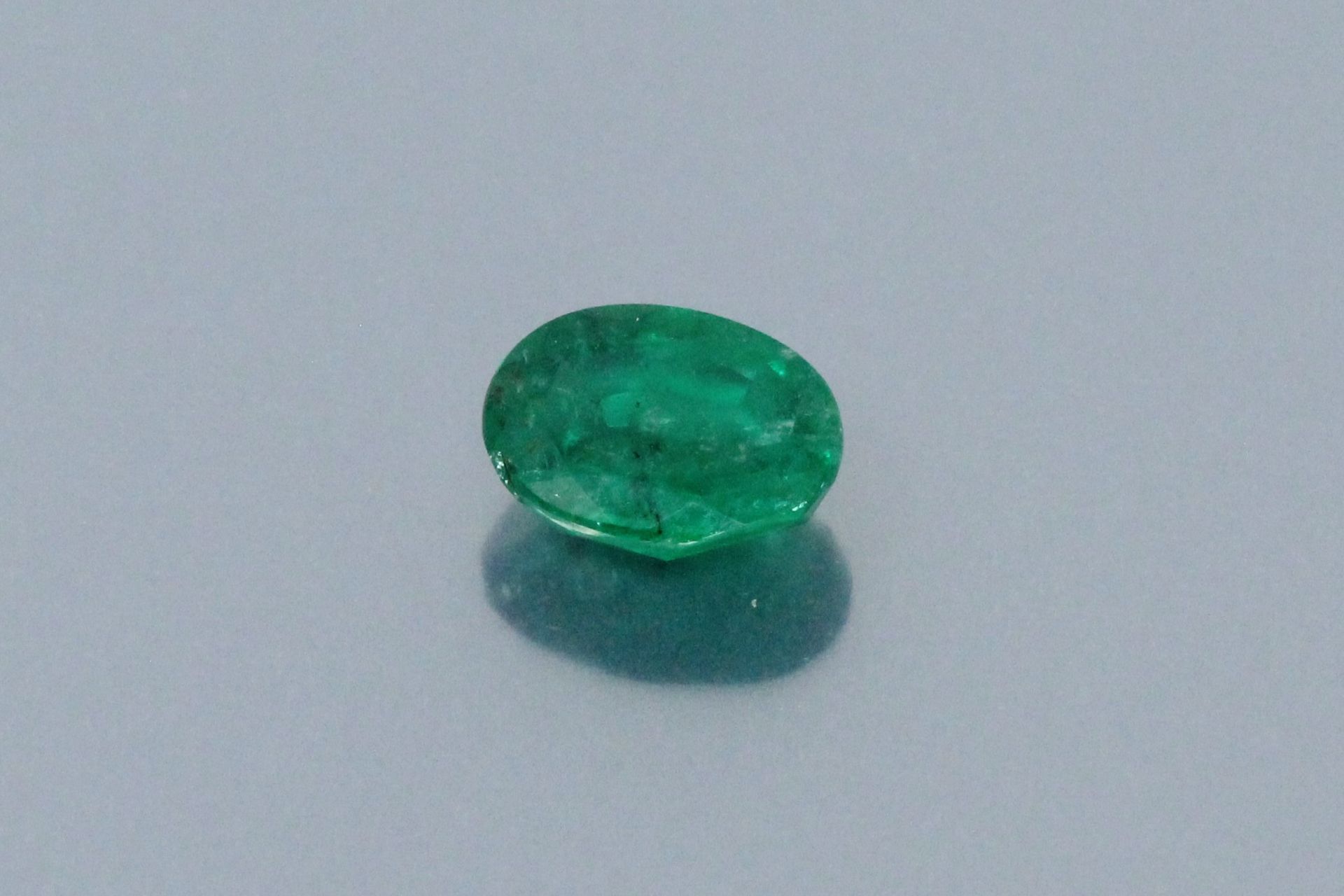 Null 椭圆形绿宝石，纸质。

重量：1.45克拉。
