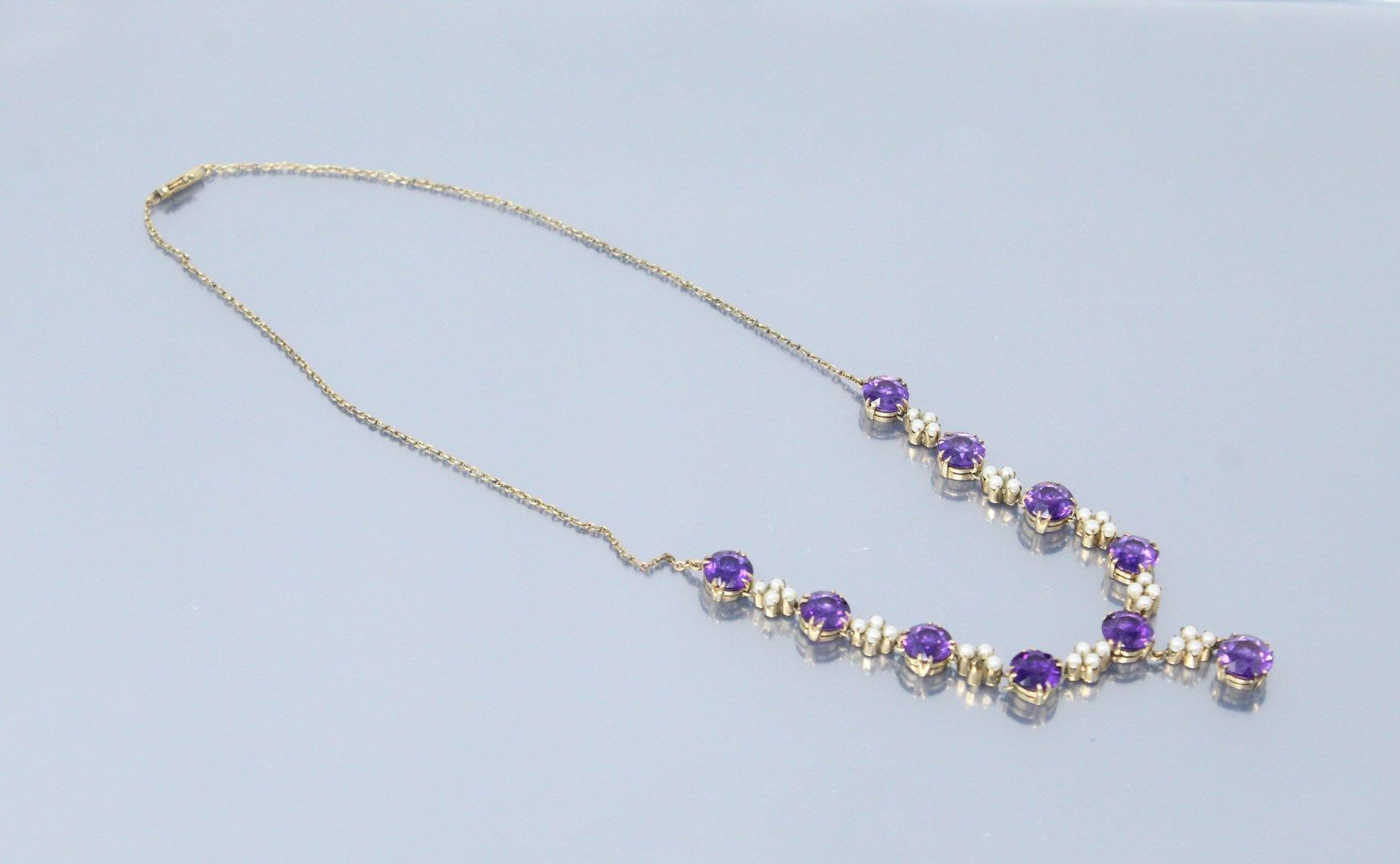Null 鎏金金属项链，装饰有十个圆形紫水晶，每个紫水晶之间有四颗珍珠。(小姐)

项链尺寸：41.5厘米。