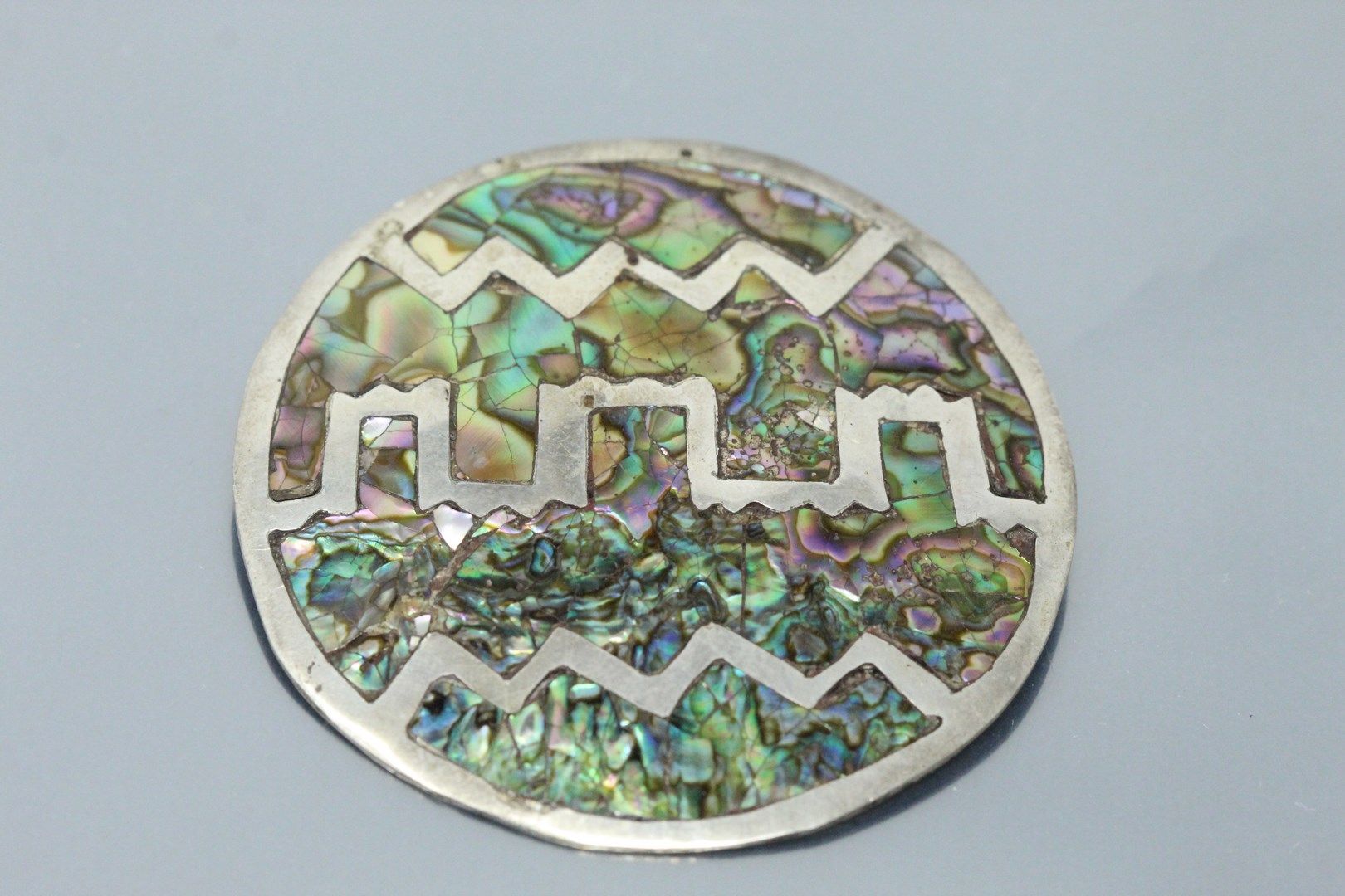 Null Broche/medallón de plata con nácar (acc. Y falta). 

Diámetro: 57 mm - Peso&hellip;