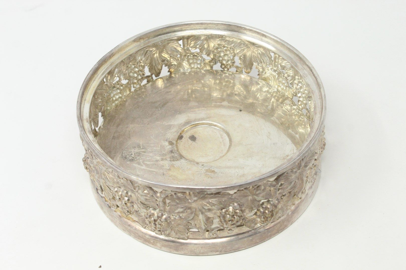 Null 克里斯蒂安-迪奥

镀银的镂空桌面，上面有葡萄装饰。

直径：17.5厘米。
