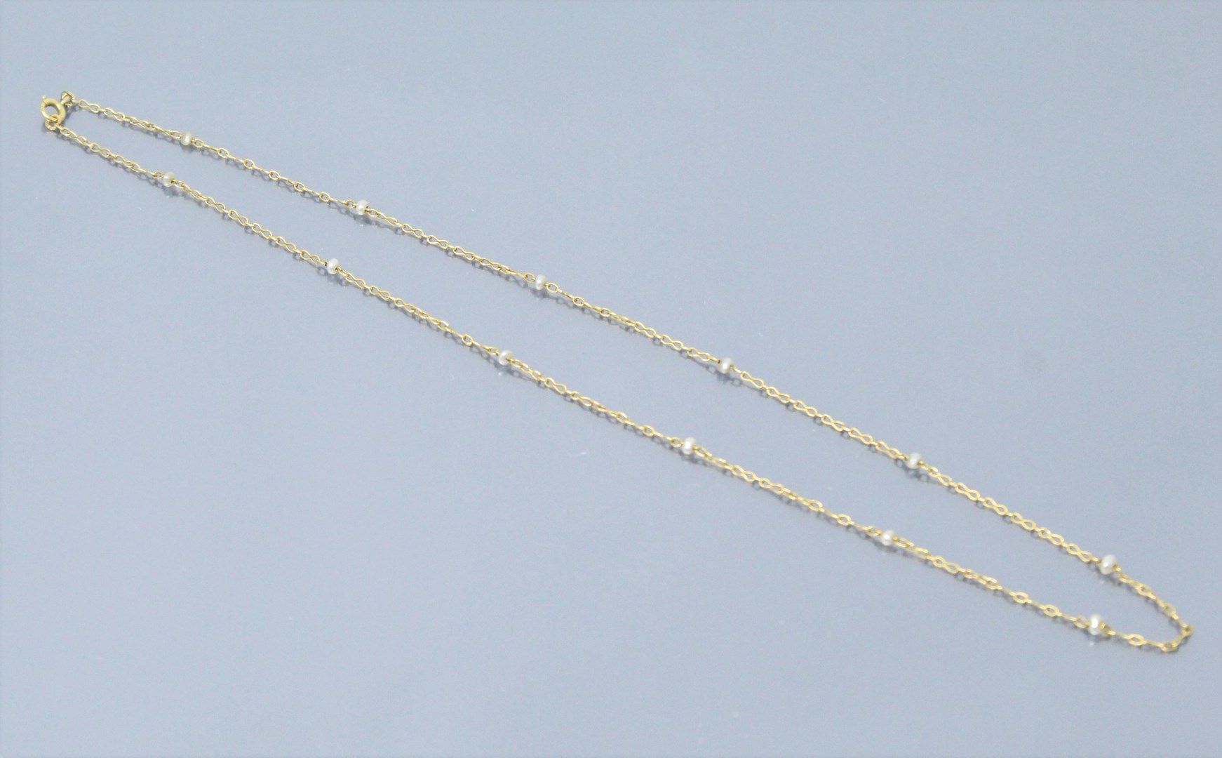 Null 18K(750)黄金链，带小珍珠。

鹰头标志。

颈部长度：44厘米。- 毛重：2.73克。